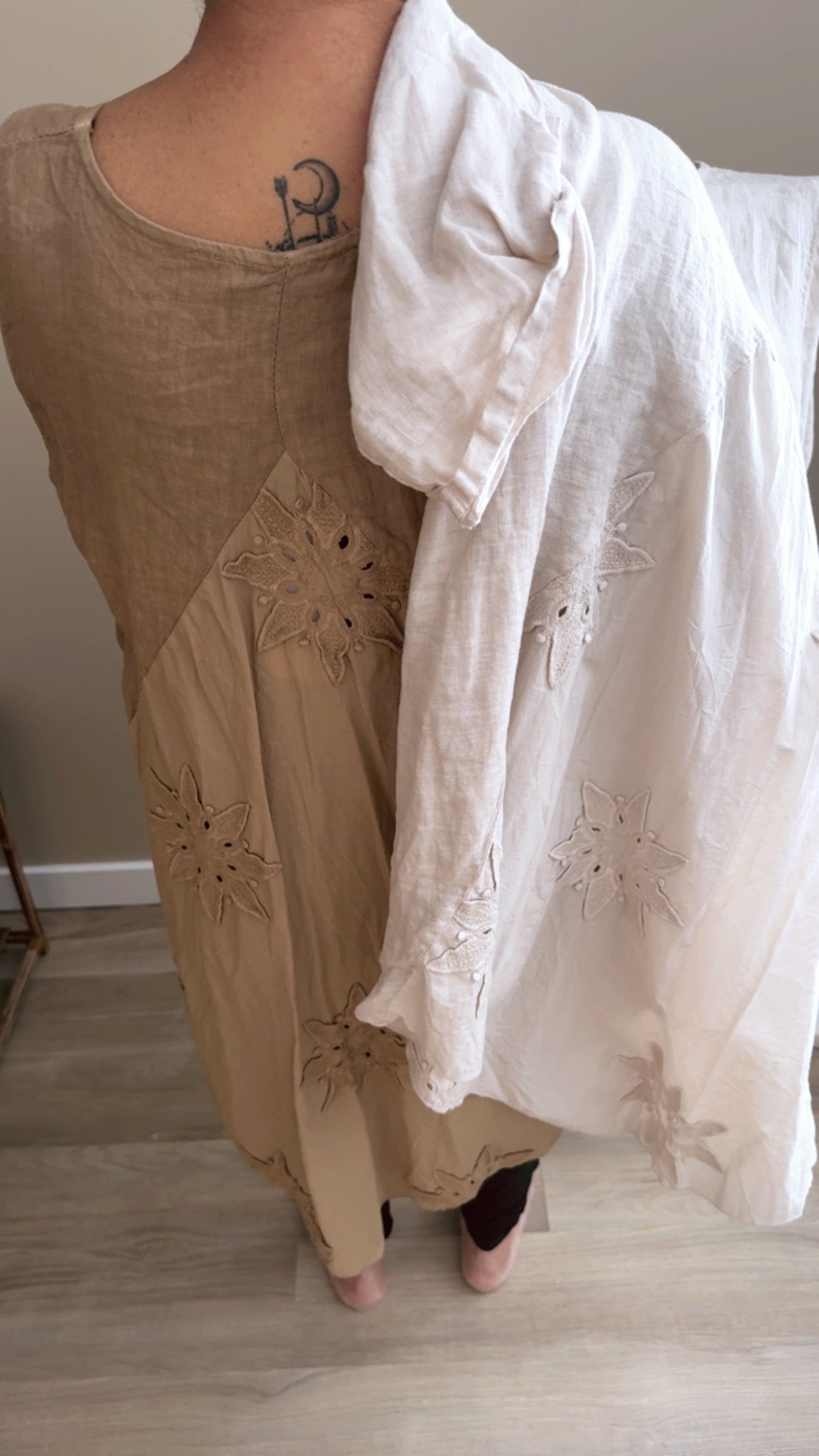 Linen Long blouse with Flower detail - 60012